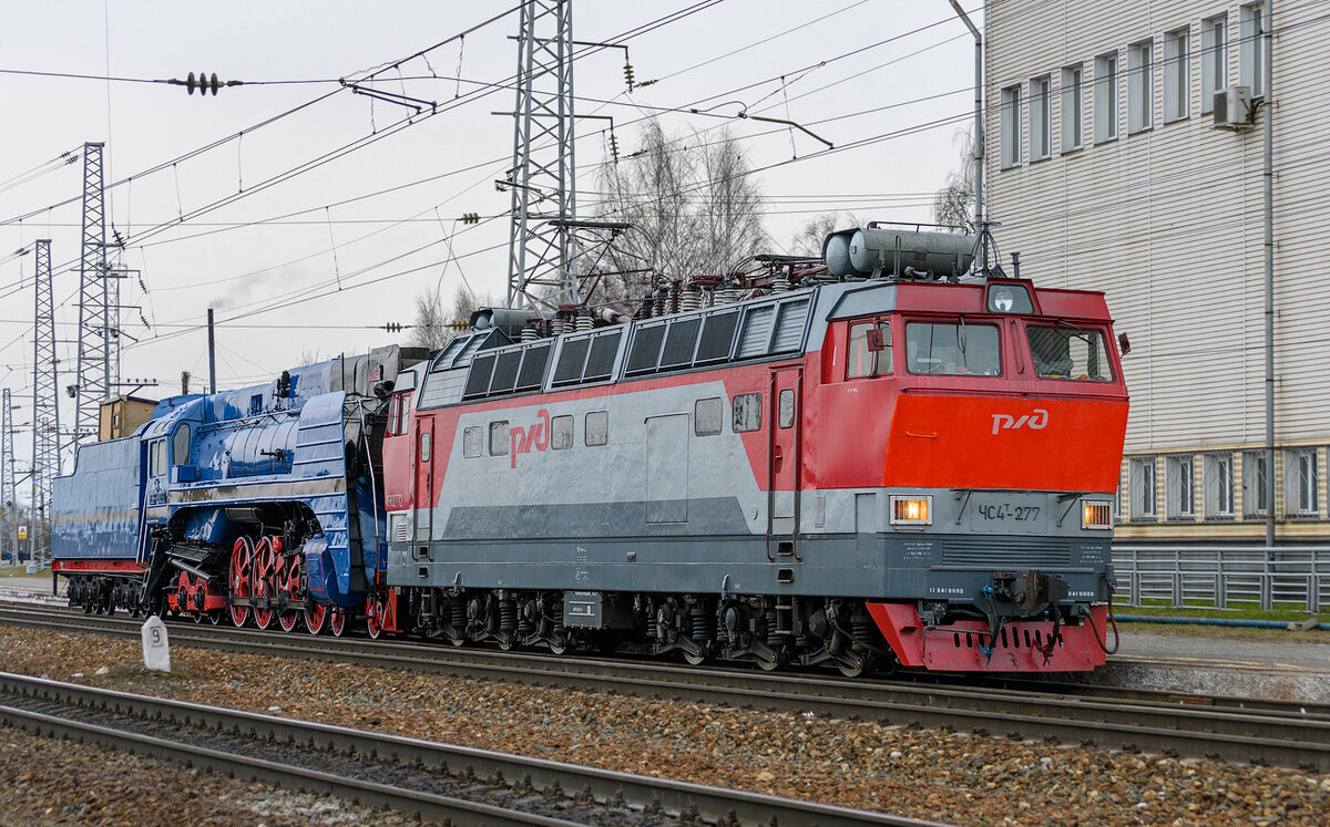 Электровоз ЧС4Т-277 (именной "Вячеслав Мазунин" с пересылаемым паровозом П36 в Санкт-Петербург. Кировская область, станция Котельнич-I, 27.04.2020