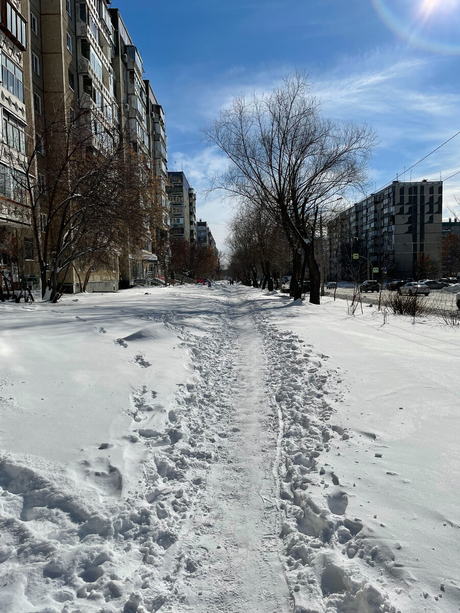 Это фото я сделала, когда мама отправила меня "проветриться" в магазин. Впервые спустя полторы недели после родов.