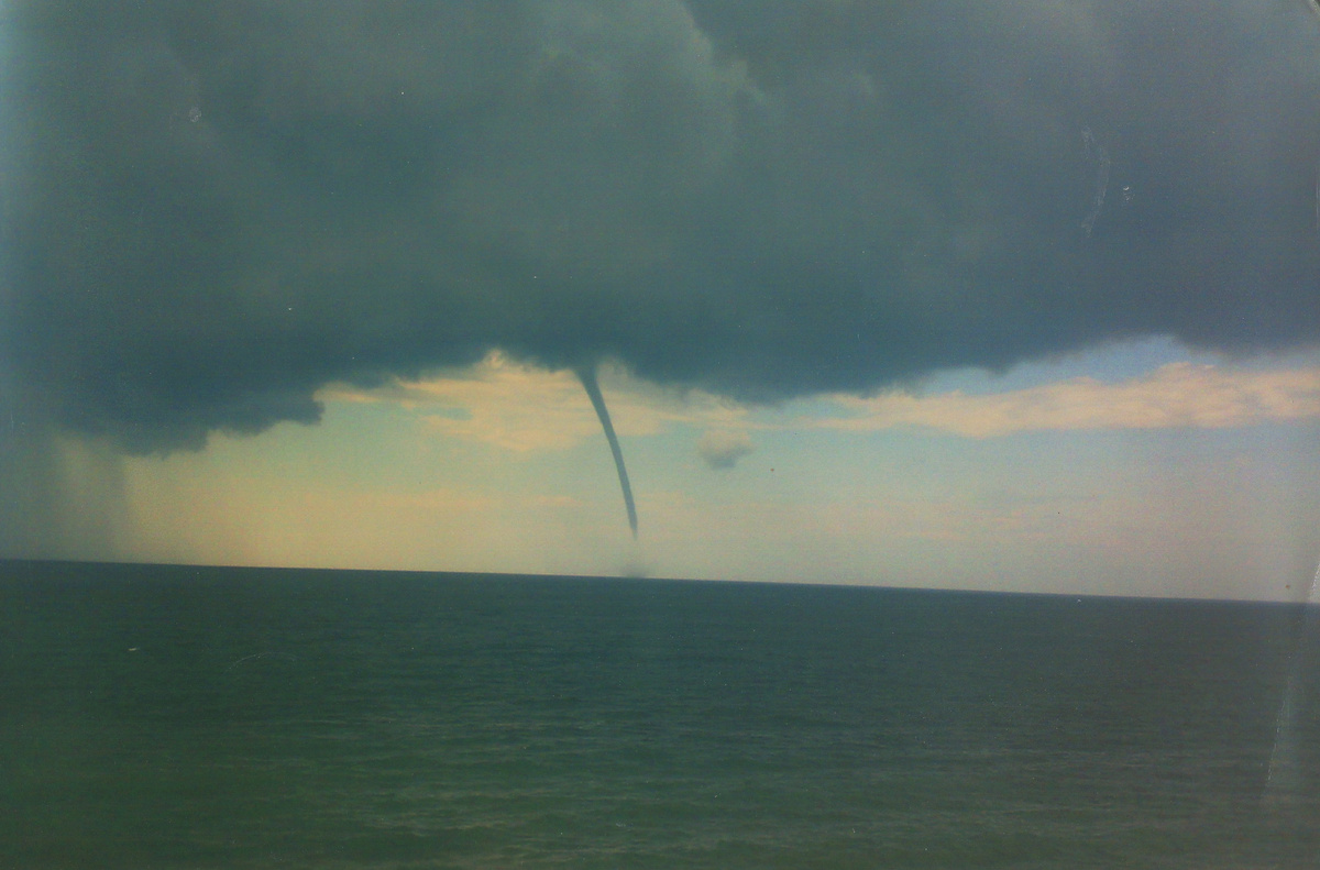 Смерч в Туапсинской бухте 11 августа 2011 года. Фото автора.