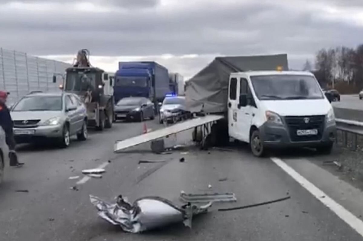    Водитель легковушки погиб в ДТП с «Газелью» и фурой под Екатеринбургом