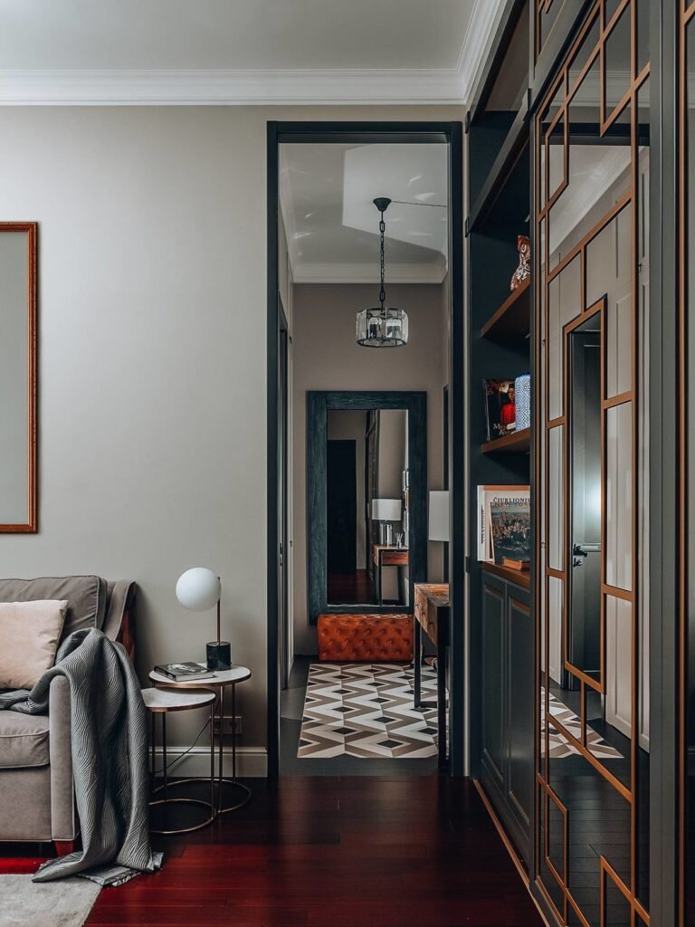 Перепланировка старого фонда. Элегантный классический интерьер квартиры с высокими потолками