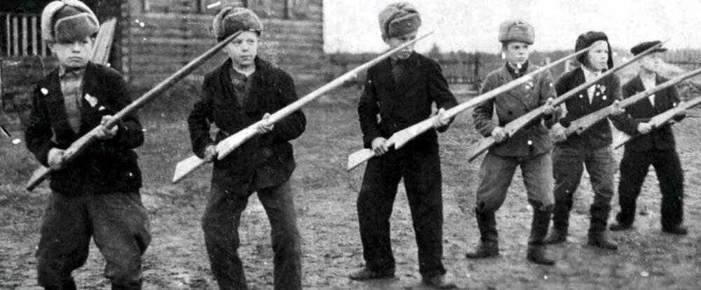 Идеологическая обработка населения в русле того, что «война с капиталистическим Западом неизбежна», велась с первых же лет советской власти.