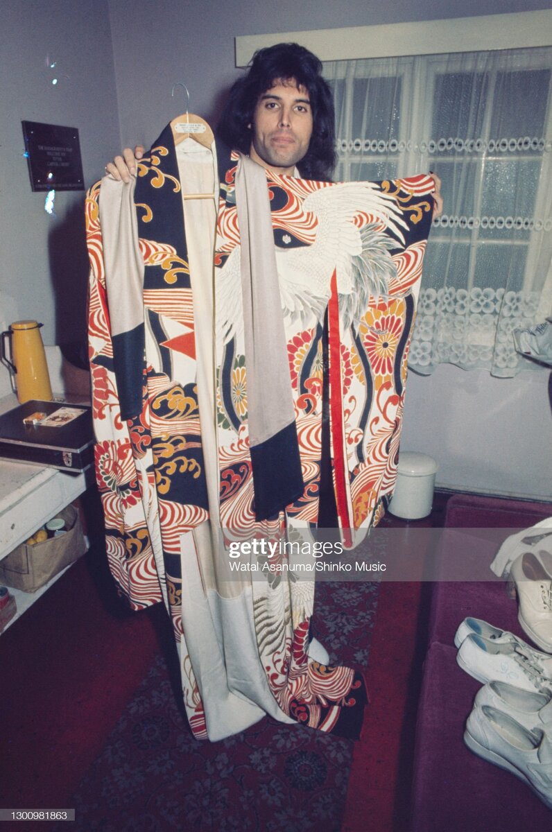 Фотография максимально близкая к моменту интервью- 1 (18 в других источниках) ноября 1975 года                                                                                         https://www.gettyimages.co.nz/detail/news-photo/queen-backstage-on-the-a-night-at-the-opera-uk-tour-news-photo/1300981863