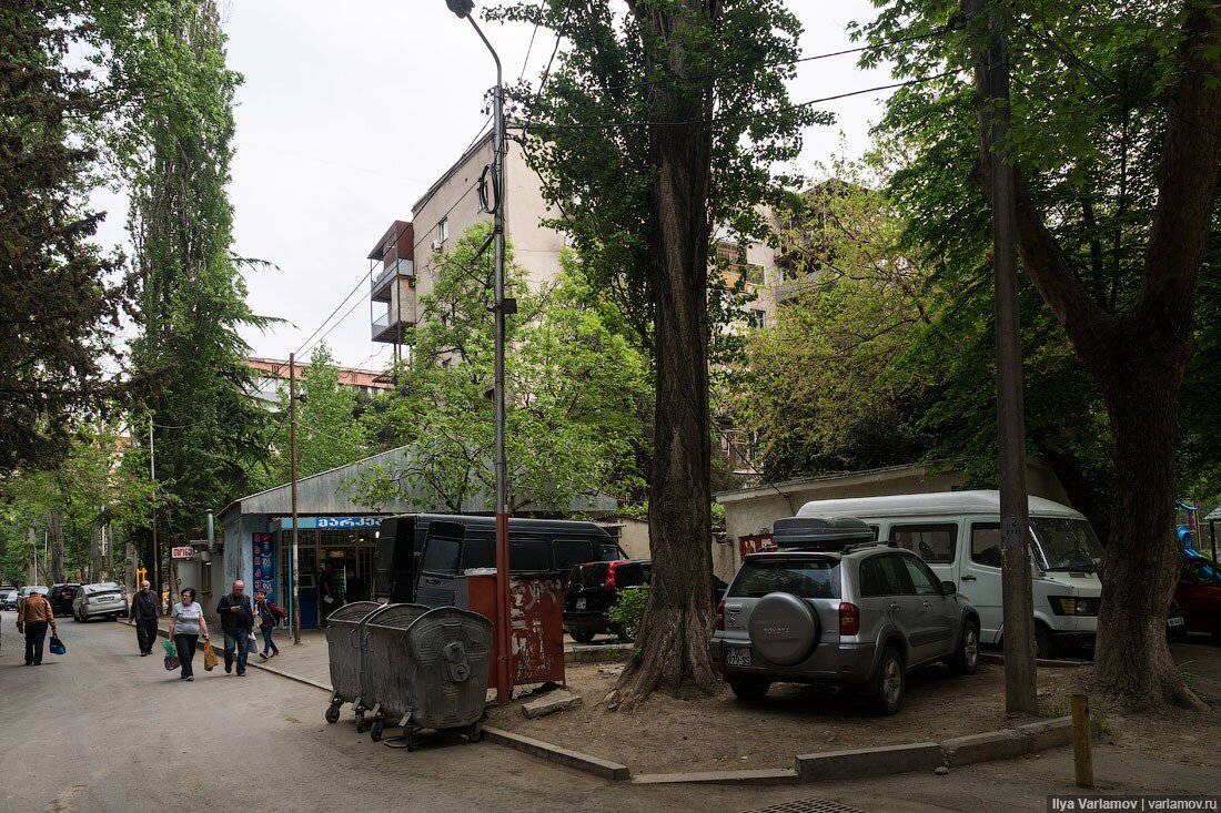 Несколько лет назад я побывал в Грузии. Начать я бы хотел с жилых районов Тбилиси. В далёком 2017 однокомнатная квартира в столице Грузии стоила $30 000.-14