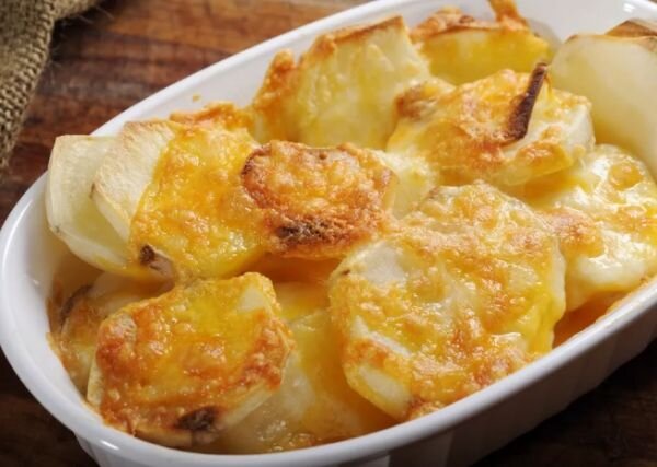 Запеченный картофель — невероятно популярное семейное блюдо, но для его приготовления требуется как минимум час. Сегодня разбиваем привычные стереотипы и готовим восхитительный картофель, запеченный под золотистой сырной корочкой, в микроволновой печи всего за полчаса.

