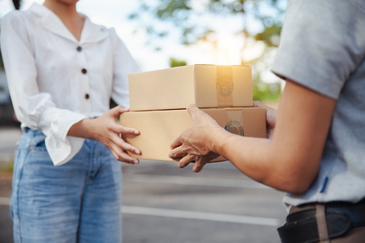    Прежде, чем выбрать услугу курьера, убедитесь в том, что она не обойдется вам на порядок дороже заказываемого товара