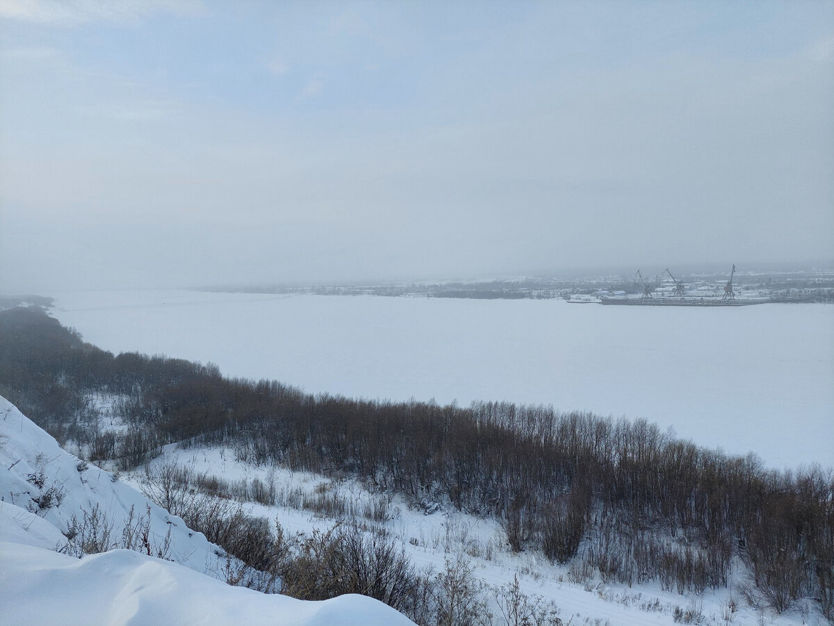 Заснеженный Иртыш совсем рядом с гостевым домом, где мы снимали жильё. Фото автора.