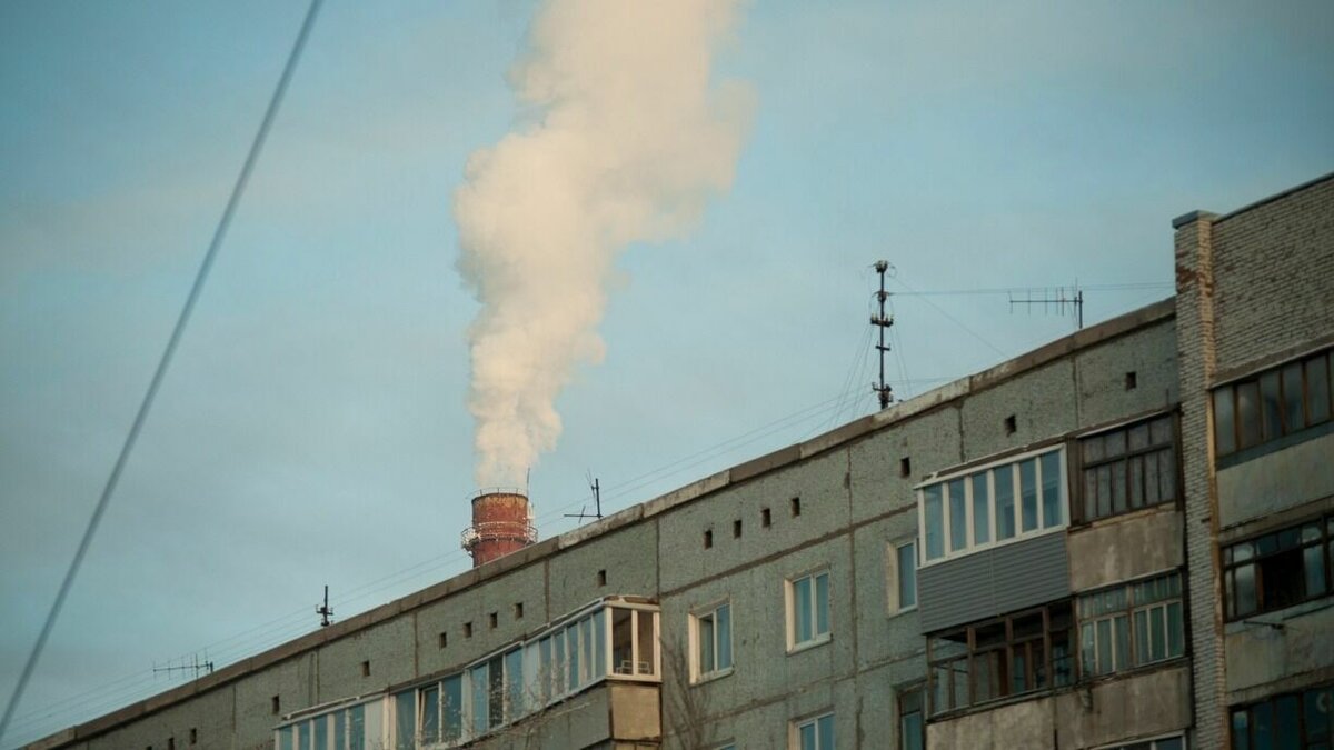     Оборотные штрафы просят не вводить из-за недоступности зарубежного оборудования. Промышленные предприятия заведомо не смогут уложиться в квоты по выбросам, а омичи продолжат задыхаться.