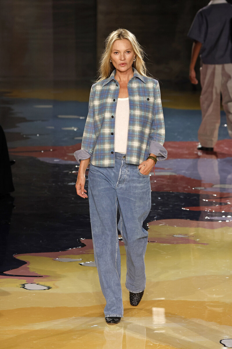    Кейт Мосс на показе Bottega Veneta весна-лето 2023LEGION-MEDIA