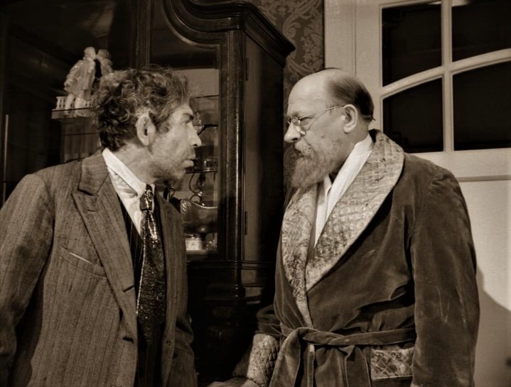  Шариков: Вот всё у вас, как на параде. Салфетку - туда, галстук - сюда. Да «извините», да «пожалуйста-мерси». А так, чтобы по-настоящему  это нет. Мучаете сами себя, как при царском режиме. 
Преображенский: А как это «по-настоящему», позвольте осведомиться?
Шариков на это ничего не ответил Филиппу Филипповичу, а поднял рюмку и произнёс:
- Ну, желаю, чтобы все… 