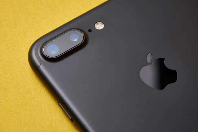    Смартфон производства Apple (сс) Xavier Wendling