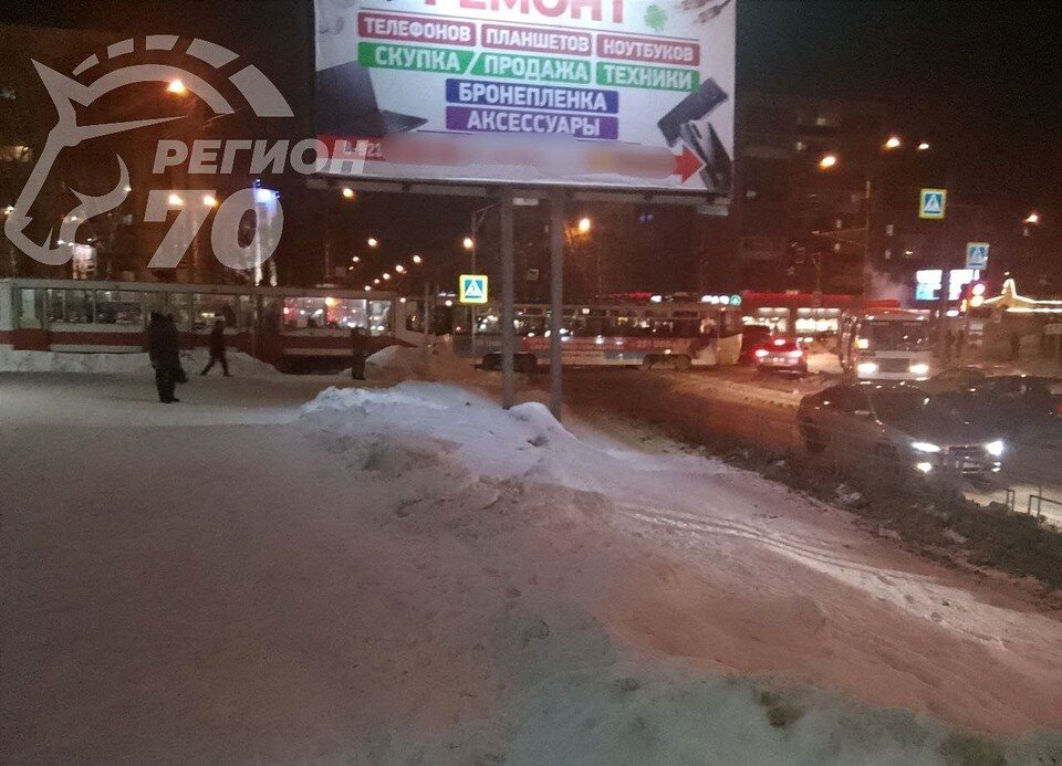     Движении транспорта перекрыто со стороны бизнес-центра "Красное знамя". Фото: Telegram-канале «Регион-70»