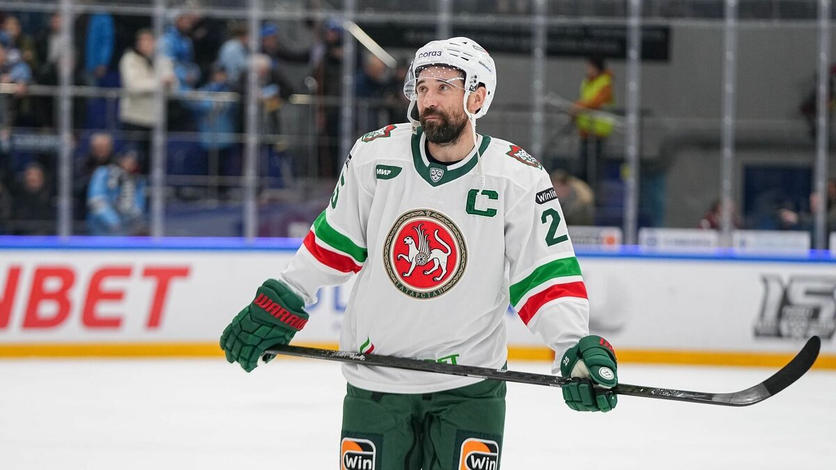     Казанский «Ак Барса» объявил состав на гостевой матч регулярного чемпионата КХЛ против «Сибири». Уже 16-ю встречу подряд пропускает капитан команды Данис Зарипов.
