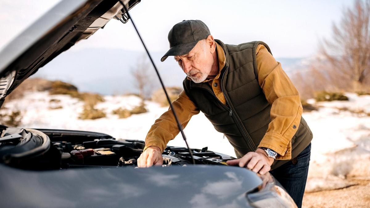    Автомобиль сломался на дороге:Pekic/Getty Images