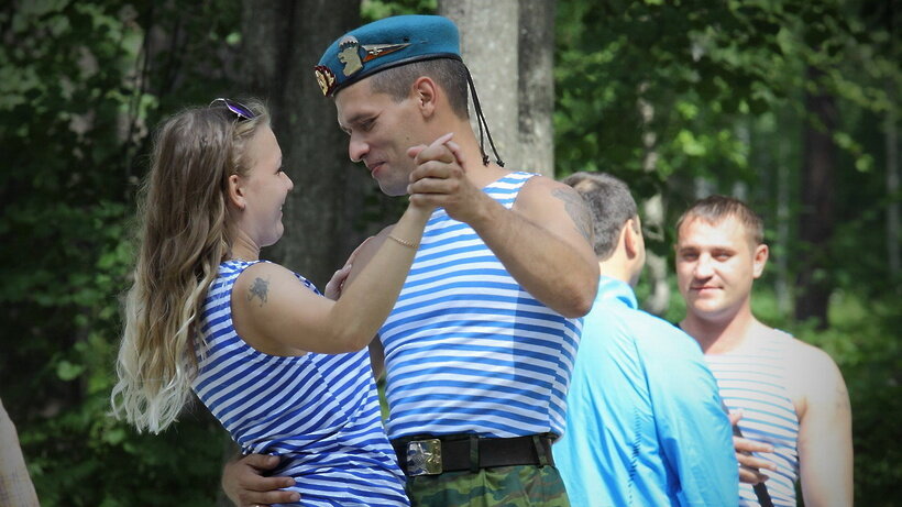 Девушка и парень десантники