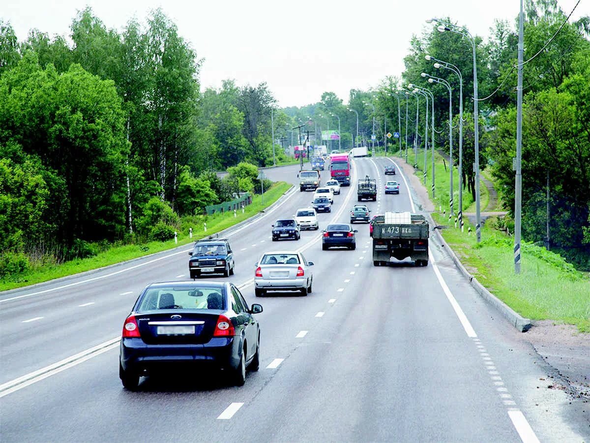 Мерседес бежит по автостраде обгоняя