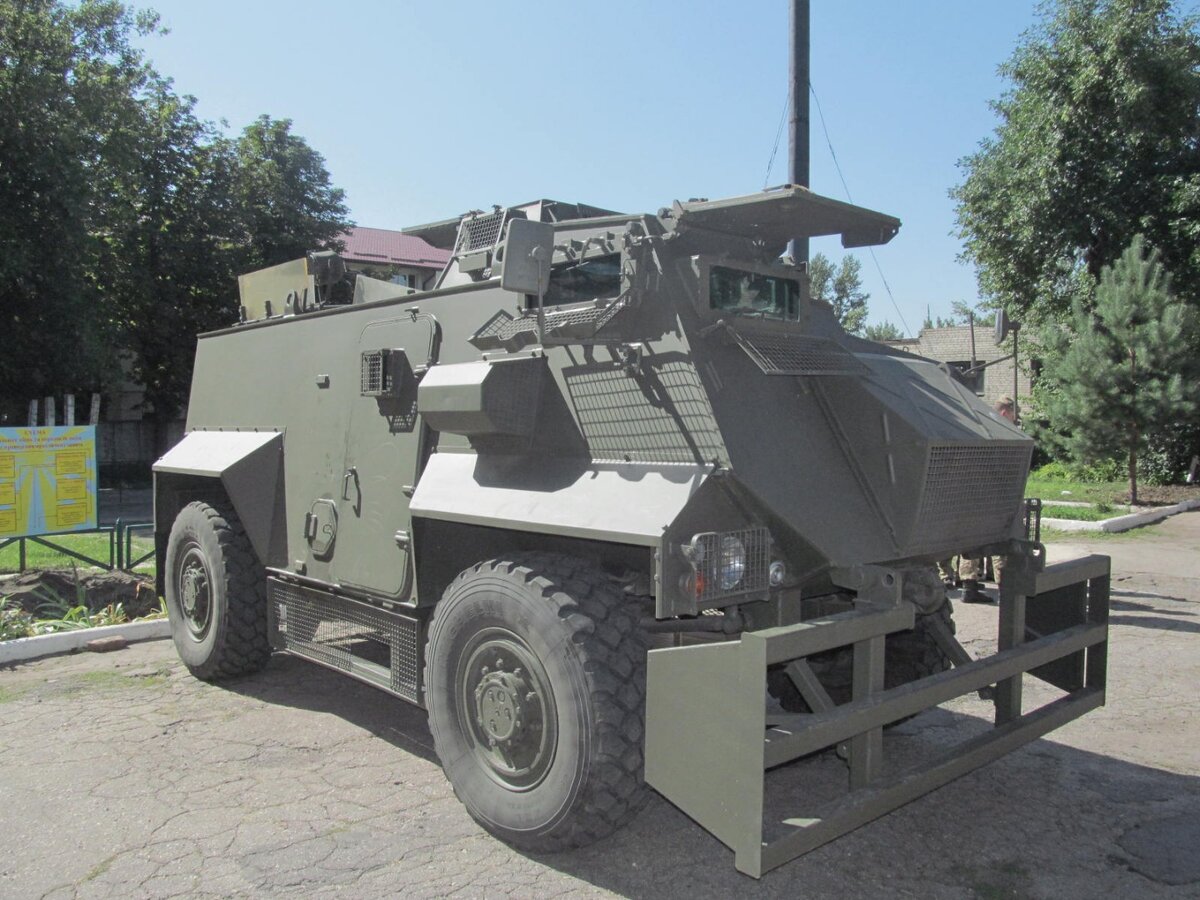 Бронемашина Saxon AT-105