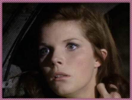 История Фаулза пропитана неподдельным интересом читателя к происходящему, душевным одиночеством похитителя и безысходностью положения жертвы. Написанный в 1963 году роман продолжает находить своих почитателей по всему миру. Духовно опустошенный любитель бабочек Клегг влюбляется в живущую полной жизнью Миранду, начинающую художницу. Он любуется ею как чем-то запретным. Невесомым. Трогательным. Недоступным его пониманию. Выиграв огромную сумму денег, Клегг начинает строить план заточения для своей «бабочки»: покупает старый дом и совершенствует для своих целей подвал, превращая его в пожизненную обитель без окон и дверей. Вряд ли он думал, чем это могло закончиться. Он просто хотел любви. Роман экранизирован 1965 году Уильямом Уайлером с Теренсом Стемпом и Самантой Эггар в главных ролях.