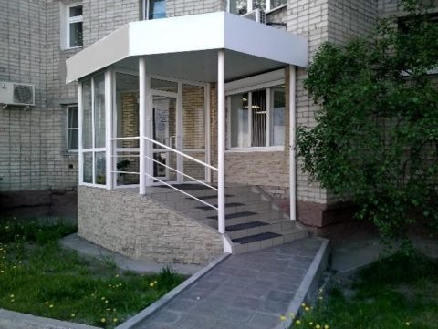  Одна из основных практических функций крыльца – обеспечение свободного доступа на уровень первого этажа