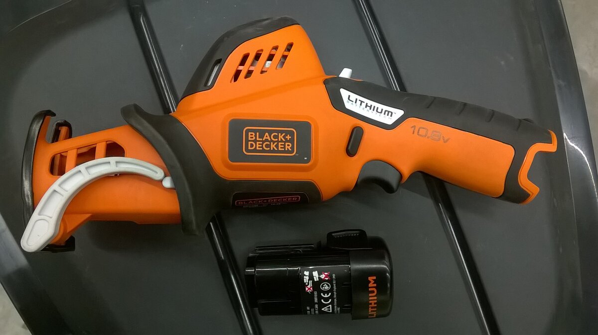 Black & Decker 10.8V Pruning Saw GKC108 и снятый аккумулятор.