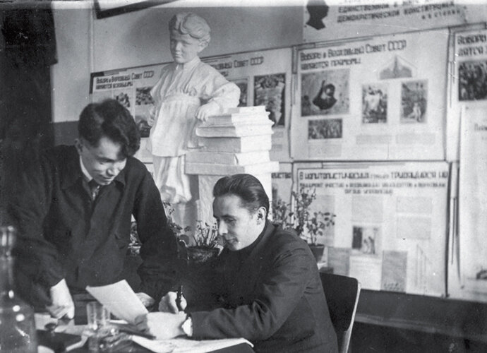  Леонид Потемкин списывает письмо Ире Жирковой © Государственный архив Российской Федерации 