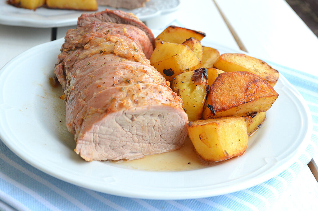 Мясо свинина с картошкой в рукаве