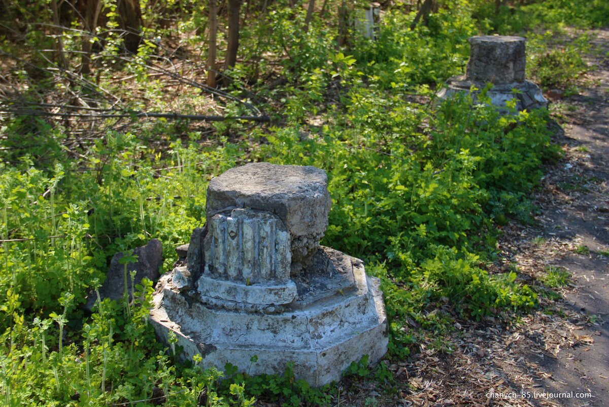 Тумбы от различных скульптур на центральной аллее парка. Сейчас их очень удобно используют как столики.