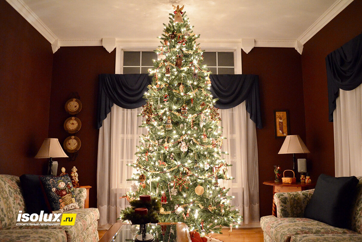 Важно выбрать для елки правильное место в комнате