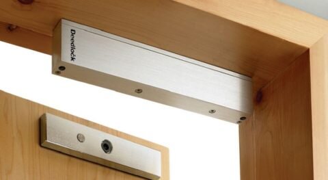  Магнитный дверной замок прост и надежен