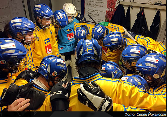 Игроки сборной Швеции в перерыве матча 