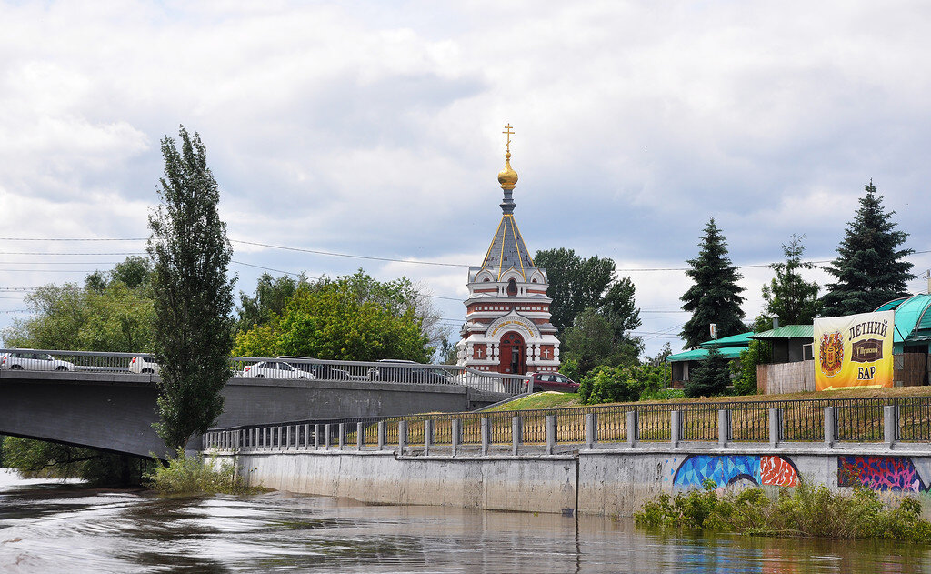  Намедни по приглашению facgkx мы в компании omchanin, froged55, nims55 и romanov_vs совершили небольшой тур по двум омским рекам Оми и Иртышу. Я за пять лет жизни в Омске плаваю здесь впервые, так что благодарность хозяину катера за приглашение и интересную водную экскурсию. Ее наверное можно назвать "Все мосты Омска", тк проехались мы по Оми от стрелки до ТЭЦ и по Иртышу от Нефтянников до почти Южного моста... Ну и я как авиаспоттер не остался без дела, 4 самолета вечернего траффика были сняты с новых точек и с воды ) Сегодня я покажу путешествие по Оми, а позже по Иртышу. Заодно удалось сделать фото города, несколько ж/д фото и поснимать теплоходы, катера, баржи, за которыми мы отправились в тихие затоны... 

