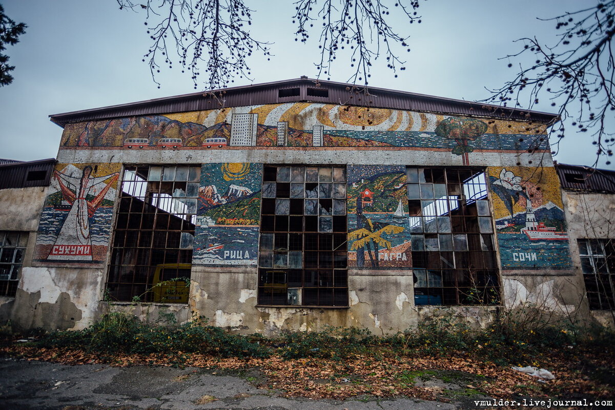 По дороге нашли небольшой автопарк с советской мозаикой. 

Фото 2. 
