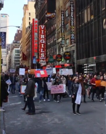 Более 100 000 молодых людей, родителей, учителей вышли на митинг в Нью-Йорке, чтобы положить конец оружейному беспределу. Так сказала Эмма УИТФОРД.  "Взрослые обвинили нас, и теперь семнадцать человек мертвы", - сказал Марджори Стоунман Дуглас  и  Меган Боннер с трибуны в Центральном парке на Западе в субботу утром.
14 февраля Боннер спряталась в своем классе в Паркленде, штат Флорида, в то время как выстрелы раздались в коридорах снаружи. ” Дети, которых я видел каждый день от начальной школы до средней школы, никогда не будут жить той жизнью, которой я имею честь жить", - сказал Боннер собравшейся толпе в субботу. “Это никогда не оставит меня.”
В субботу 24 марта в рамках общенационального мартовского дня "за нашу жизнь", около 200 000 студентов и взрослых прошли маршем от Центрального парка, на Запад до центра города, чтобы предупредить политиков, что самые молодые избиратели страны не потерпят про оружейную повестку дня. Протестующие потребовали универсальных проверок, повысив минимальный возраст для покупки оружия до 21 года и запретив штурмовое оружие.
” Политики, прежде всего, должны слушать, а не винить нас из-за нашего возраста",-сказала 18 летняя Эмма Браунштайн, старшая в средней школе Барда. Несколькими часами ранее Самира Низам-Пун опиралась на преграду в Западном Центральном парке, держа знак с двумя ярко-красными капающими отпечатками рук со словами: "Я следующий?”. Она и ее подруга Донна Гоби,  16-летние юниоры в средней школе Форест-Хиллс в Квинсе, сказали, что их школа была заблокирована на несколько часов 15 марта, на следующий день после их школьной прогулки в знак солидарности с учениками в парковой зоне. Кто-то написал записку на столе о стрельбе в школе.
Никто в конечном счете не выстрелил из пистолета, но Гоби не покидало  чувство тревоги. "Вы слышите об этих предложениях от политиков, но вы действительно видите, что что-то происходит?” сказала она. “Вы ничего не увидите.”
