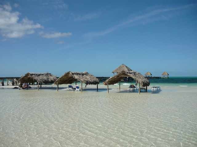 Наибольший туристический поток направляется на остров в период с ноября по апрель, когда осадки минимальны и можно с удовольствием наслаждаться природными красотами и пляжным релаксом. Самыми напряженными являются зимние месяцы, так как многие туристы российских регионов хотят сбежать от ненастной зимы и броситься в объятия лета.