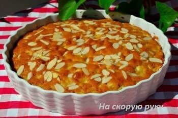 Яблочный пирог, украшенный миндальной стружкой 