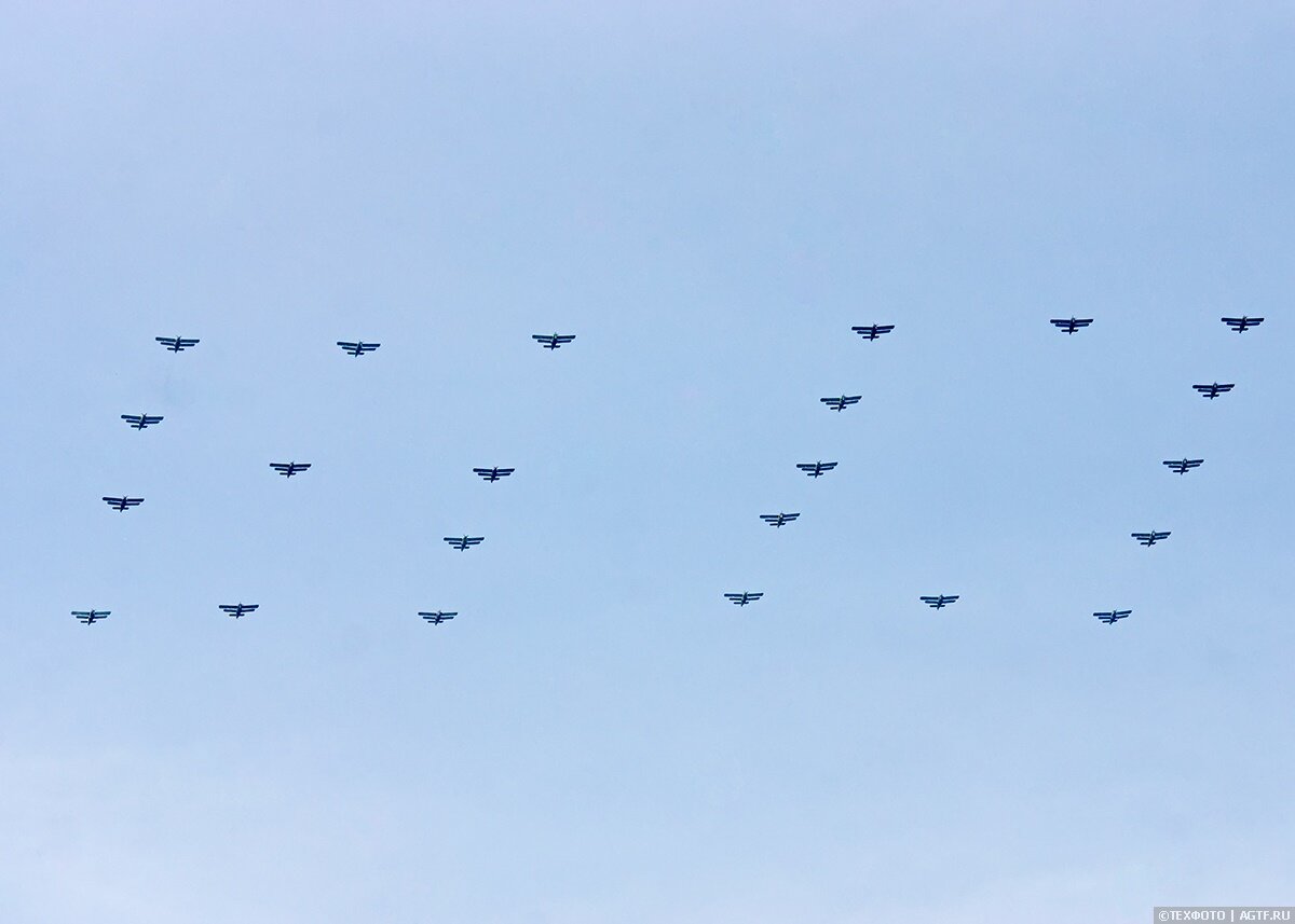 23 самолета Ан-2 прошли строем в виде числа «50» - столько лет исполнилось 610 Центру применения и переучивания летного состава военно-транспортной авиации.