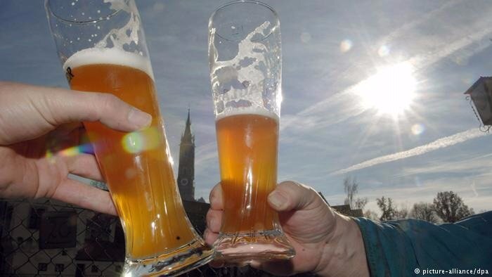 Согласно баварскому закону о чистоте пива, принятому в 1516 году, для производства этого напитка должны использоваться только вода, ячменный солод, дрожжи и хмель. С 1987 года в Германии стали продавать пиво, изготовленное в странах ЕС с добавлением других ингредиентов. Сами же немецкие пивовары до сих пор варят пиво по традиционному рецепту.