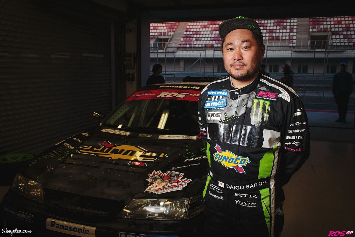 Японский пилот Дайго Сайто и его автомобиль Toyota Mark II - фото Shegolev.com