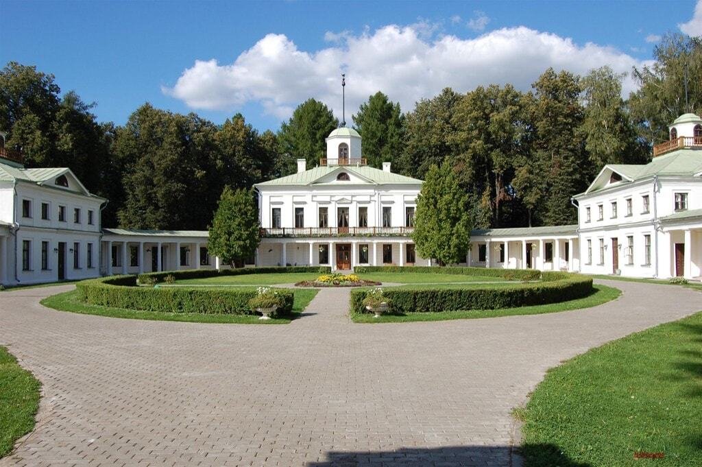 Усадьба Середниково 
Она была возведена в конце 18 века по заказу В. А. Всеволожского. В роли архитектора выступал И. Е. Старов. До того момента, была лишь деревня Лигачево, в последствии часть ее переименовали в Середниково.