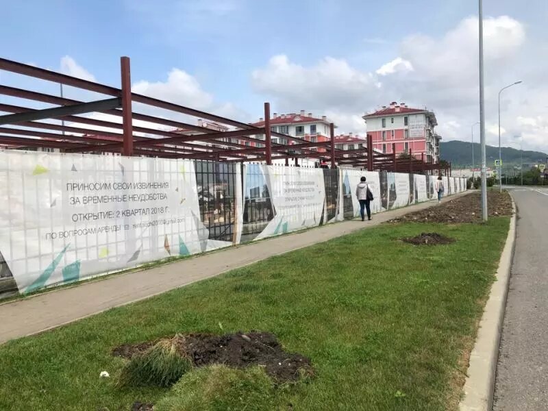 
Руководство Сочинского филиала Упрдор «Краснодаравтодор» обратилось в полицию. Только газона испортили на полмиллиона рублей. За липами обещали ухаживать и, самое главное, поливать их...
Может и не пропадут.
