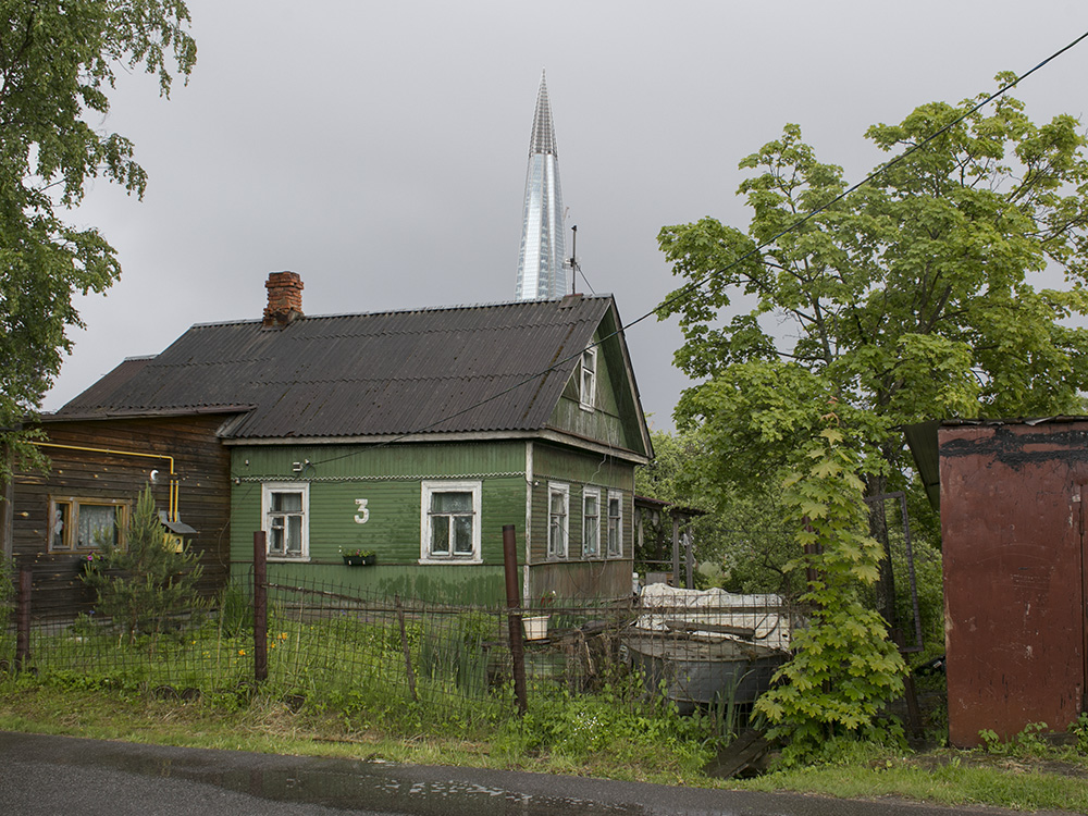 Бродская лахта новгородская. Деревня Лахта Архангельская. Лахта центр на фоне деревни. Бродская Лахта Новгородская область. Лахта центр избы.