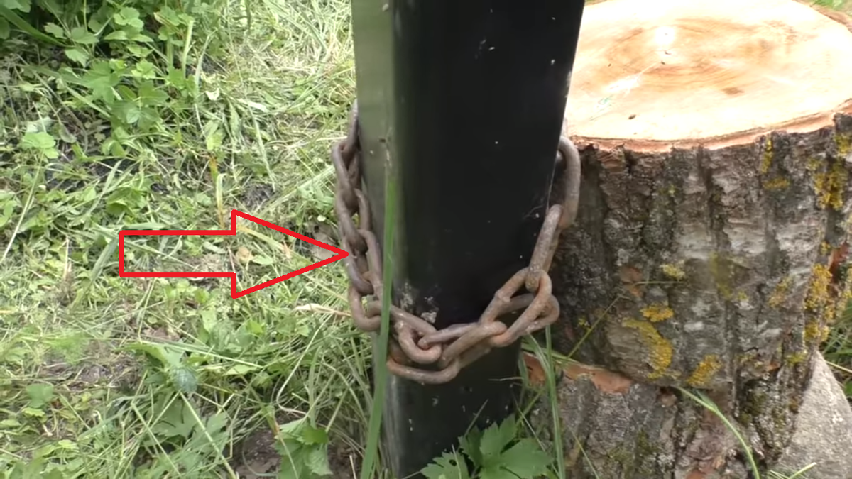 Приспособа для вытаскивания столбов. Приспособление для вытаскивания бетонных столбов из земли. Как вытащить столб из земли. Как достать столбы забора из земли. Как вытащить столб из земли.