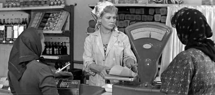 Тетя Поля работает без Коли. На прилавке новые счеты.                        