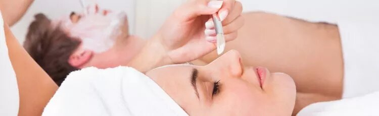 Глубокий пилинг заставляет кожу быстрее регенерироваться, после него применение косметологических средств более эффективно — они быстрое впитываются и благотворно влияют на состояние кожи.