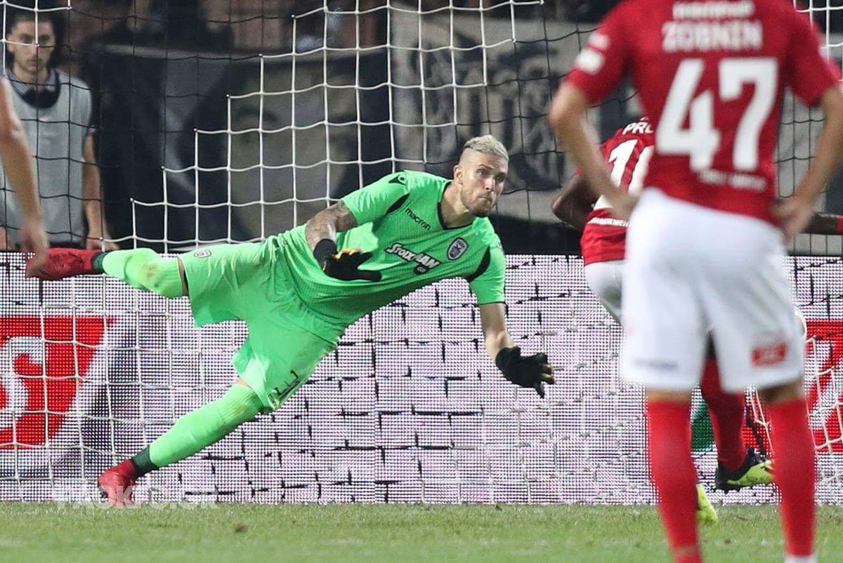 Александр Пасхалакис берет пенальти в исполнении Куинси Промеса 