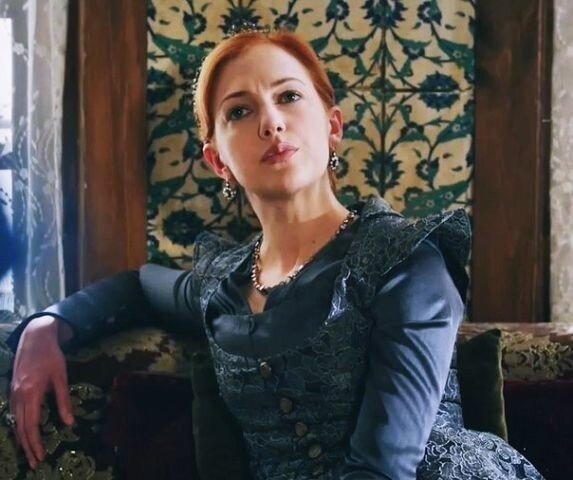 Мерьем Узерли в роли Хюррем-султан (сериал "Великолепный век"). А по истории Хюррем была совсем не красавицей.