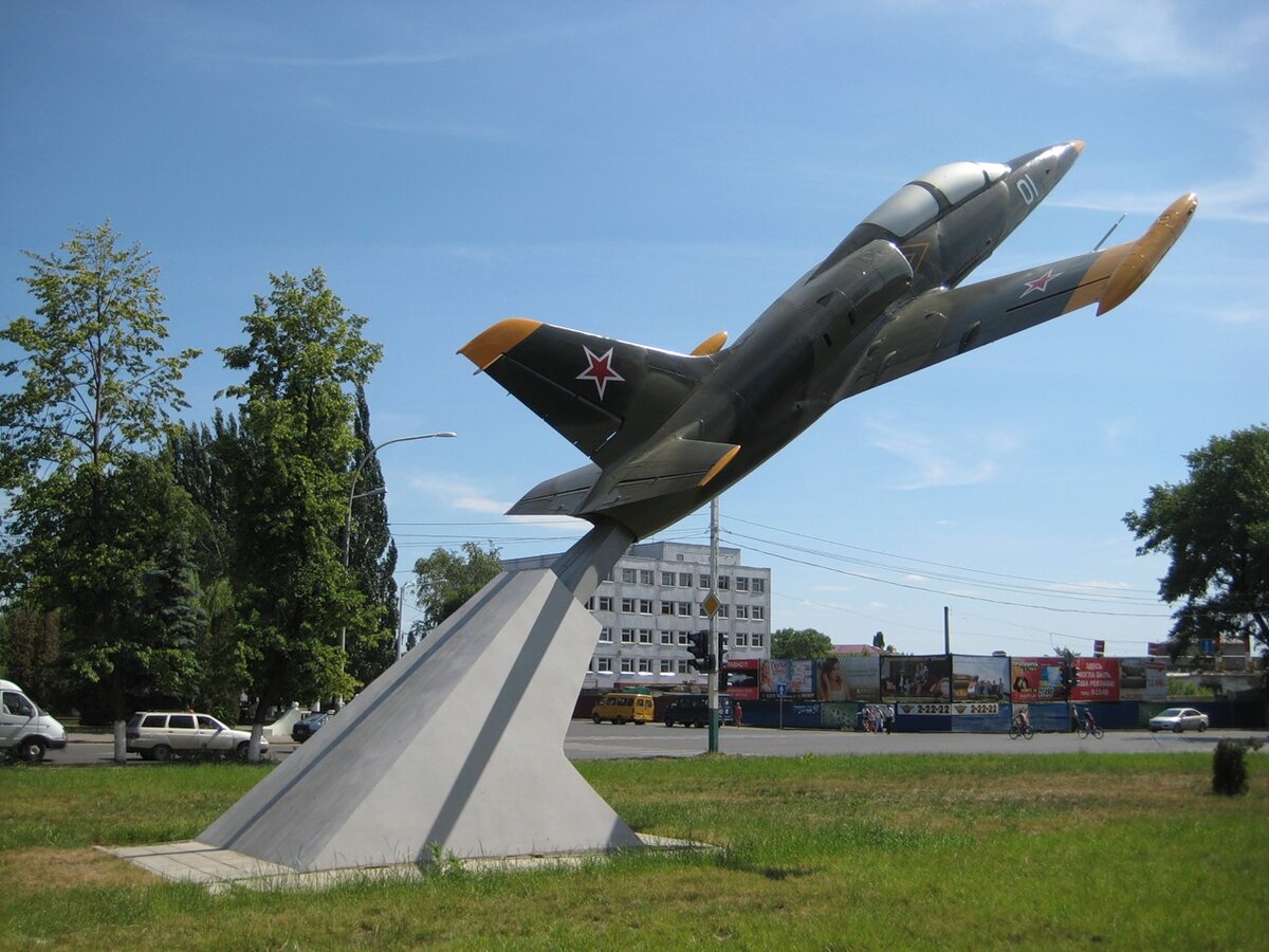 Самолет статуя. Мичуринск самолет памятник. Памятник в Ряжске л-39 самолет Мичуринск. Памятник л-39 в Мичуринске. Памятник самолет в Ряжске.