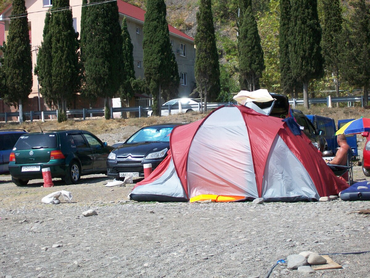  Нас встретила большая и чистая территория. с множеством палаток и машин. Хозяева данного объекта любезно объяснили нам:- кемпинг очень молодой. и пока только развивается. но несмотря на это уже успели организовать подвод света и воды. Установить. новый чистый душ и туалет. На территории работают несколько кафе, сдаются на прокат , шезлонги и бунгало. Поставить палатку независимо от размера стоит 200 р. 