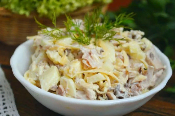  Давайте попробуем приготовить простой,вкуснейший,сочный и сытный салатик из мяса куриного,ананасов,сыра твердого и грецких орешков.
 Салат готовится легко и получается очень  вкусно!