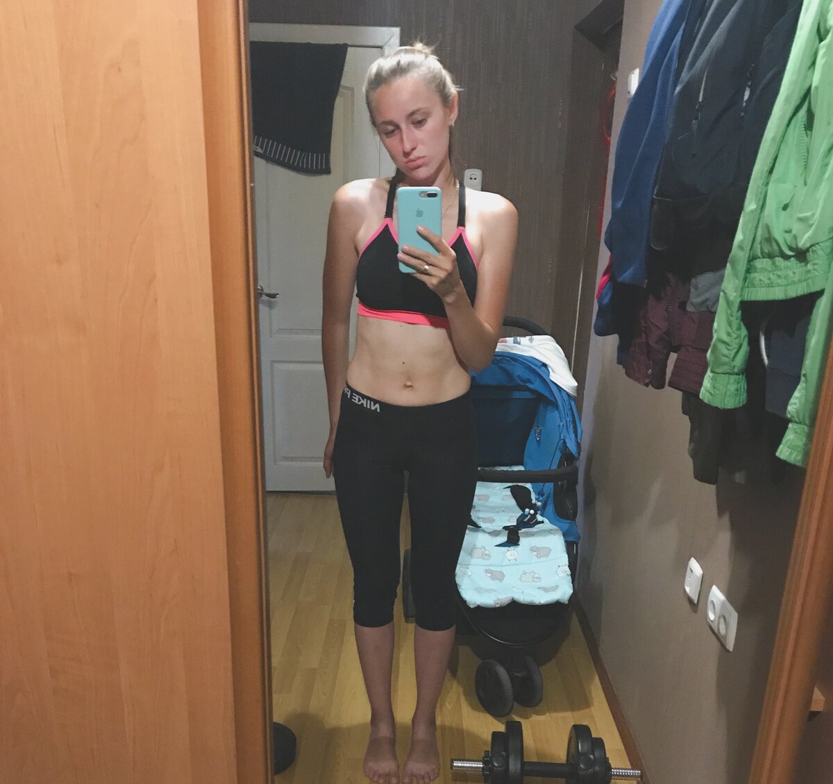 спустя полгода после родов. Моя гантеля внизу😊